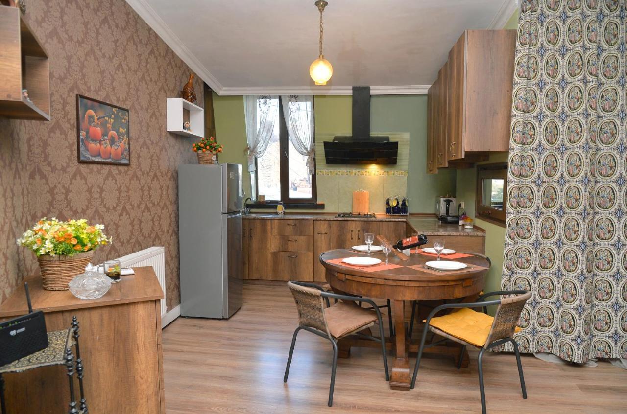 Natia'S Apartment On Dadiani St. Tbiliszi Kültér fotó